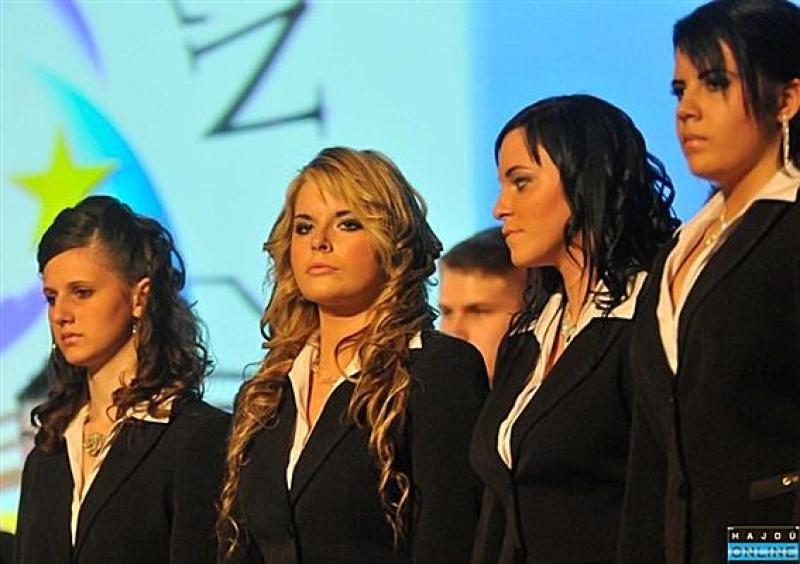 A debreceni EURO Baptista Gimnázium szalagtűző ünnepsége 2011-ben.